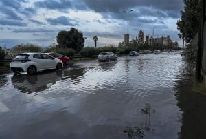 Έκτακτο 112 στην Ελευσίνα λόγω Byron: Υψηλός κίνδυνος υπερχείλισης του Σαρανταποτάμου