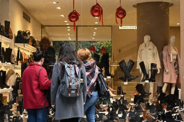 Χριστούγεννα 2025: Το εορταστικό ωράριο των καταστημάτων-Τι ισχύει για τις λαϊκές αγορές