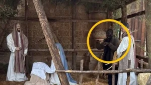 Απίστευτο: Προσποιήθηκε το άγαλμα σε χριστουγεννιάτικη φάτνη για να αποφύγει τη σύλληψη