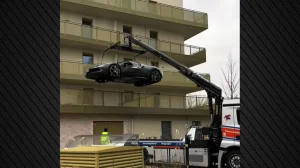 Βιέννη: Επιχειρηματίας “πάρκαρε” τη Ferrari του στο μπαλκόνι του- Βίντεο