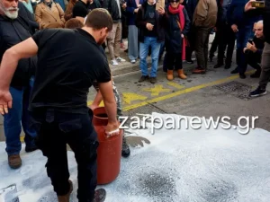 Έριξαν γάλα έξω από την Εφορία Χανίων αγρότες και κτηνοτρόφοι(φωτο-vid)