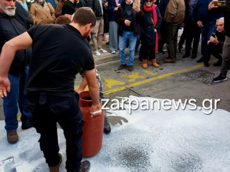Έριξαν γάλα έξω από την Εφορία Χανίων αγρότες και κτηνοτρόφοι(φωτο-vid)