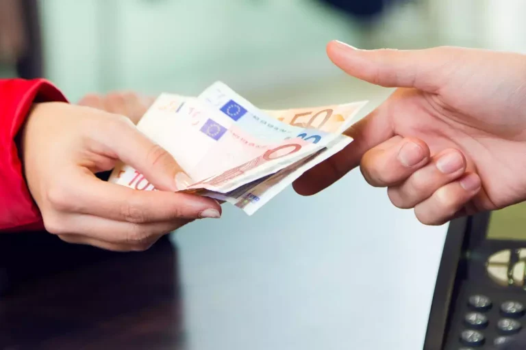 Έρχονται αυξήσεις σε 23 επιδόματα – Ποιοι ωφελούνται
