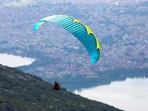 Βίντεο-σοκ: Αλεξίπτωτο μπλέχτηκε στο φτερό αεροπλάνου στην Αυστραλία