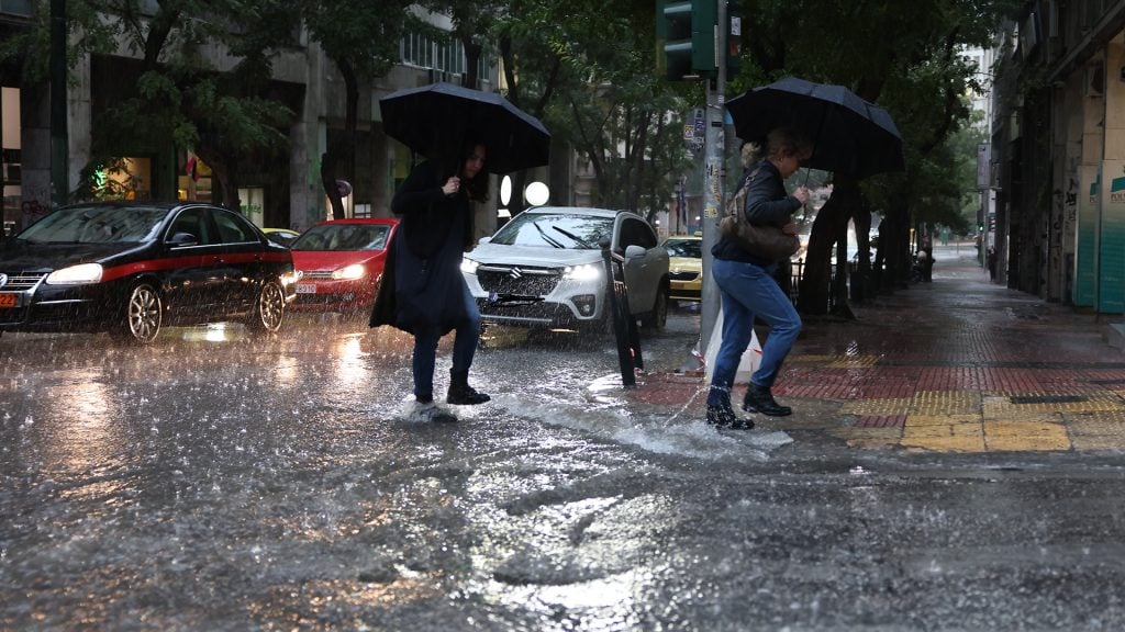 Συναγερμός για τον καιρό: Οι περιοχές που θα χτυπήσουν σήμερα “κόκκινο”