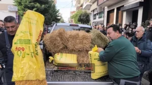 Καρδίτσα: Αγρότες άδειασαν ζωοτροφές και σανό έξω από το γραφείο του Τσιάρα (VID)