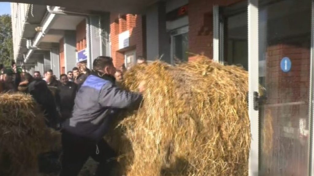 Καβάλα: Αγρότες κατέλαβαν την Αντιπεριφέρεια και πέταξαν άχυρα και γάλα