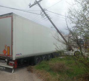 Κοζάνη: Νταλίκα γεμάτη πυρομαχικά έπεσε σε κολώνα της ΔΕΗ(φωτο)