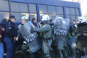 Λάρισα: Ελεύθεροι οι συλληφθέντες αγρότες – Κλιμακώνονται οι κινητοποιήσεις