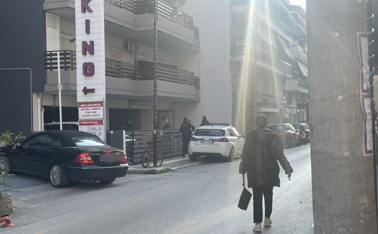 Λάρισα: Νεκρός 54χρονος μετά από πτώση από ταράτσα στο κέντρο της πόλης