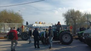 Λέσβος: Αγρότες απέκλεισαν το λιμάνι της Μυτιλήνης με τρακτέρ(VID)