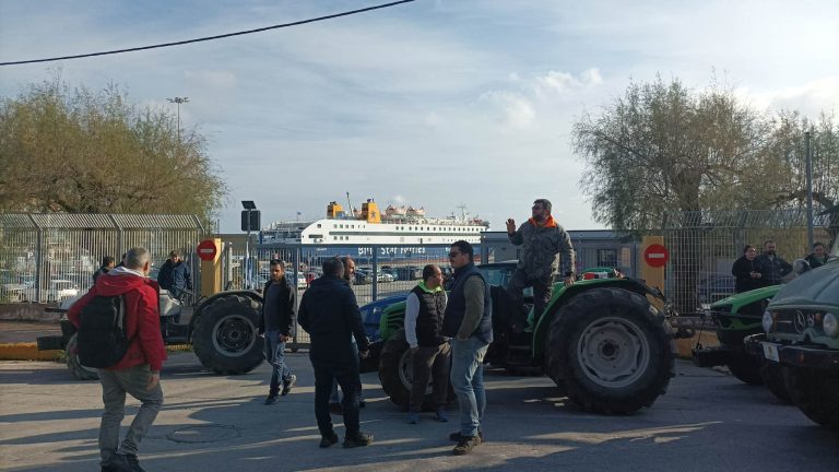 Λέσβος: Αγρότες απέκλεισαν το λιμάνι της Μυτιλήνης με τρακτέρ(VID)
