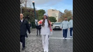 Γκιλφόιλ: Η πρέσβης των ΗΠΑ συμμετείχε στη λαμπαδηδρομία