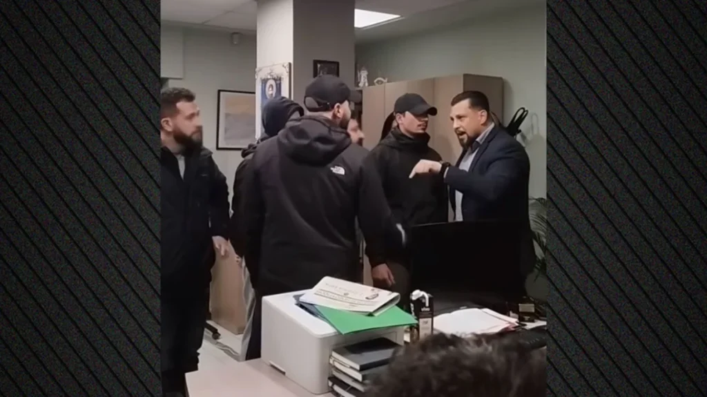 Ηλιούπολη: Εισβολή μελών του Ρουβίκωνα στο Δημαρχείο