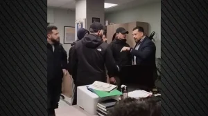 Ηλιούπολη: Εισβολή μελών του Ρουβίκωνα στο Δημαρχείο