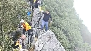 Βίντεο-σοκ: Τουρίστας στην Κίνα πέφτει από γκρεμό 40 μέτρων ενώ βγάζει selfie