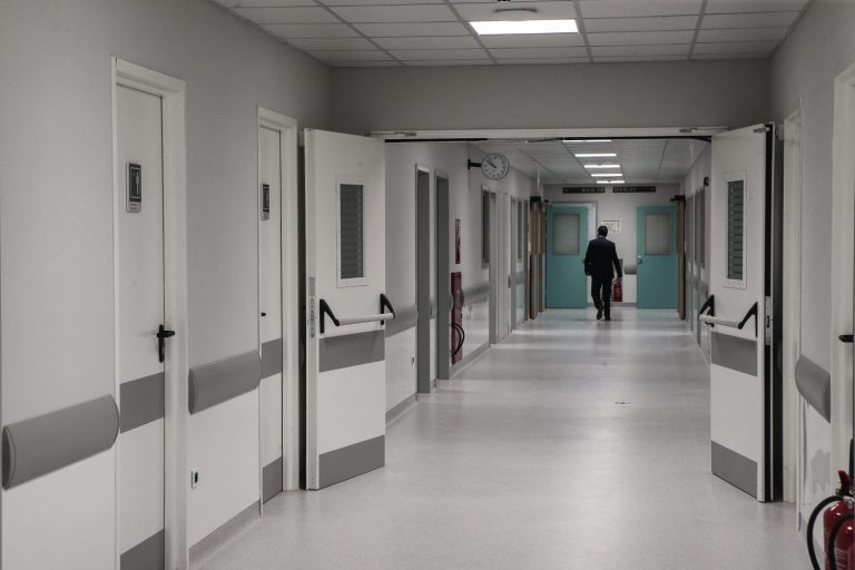 Σοκ στο Λουτράκι: Νεκρός 17χρονος μετά από μαχαίρωμα