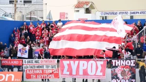 Έπος στη Σύρο! Φαντάρος σε σκοπιά «έκλεψε την παράσταση» παρακολουθώντας αγώνα live