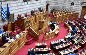 Ήχησε το 112 μέσα στη Βουλή λόγω κακοκαιρίας- Βίντεο