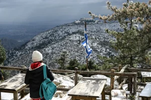 Πρώτα χιόνια στην Αττική: Νιφάδες στην Ιπποκράτειο Πολιτεία (βίντεο)
