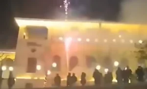 Εκτός ελέγχου τα πυροτεχνήματα στην Κοζάνη – Κόσμος έτρεχε ουρλιάζοντας (βίντεο)