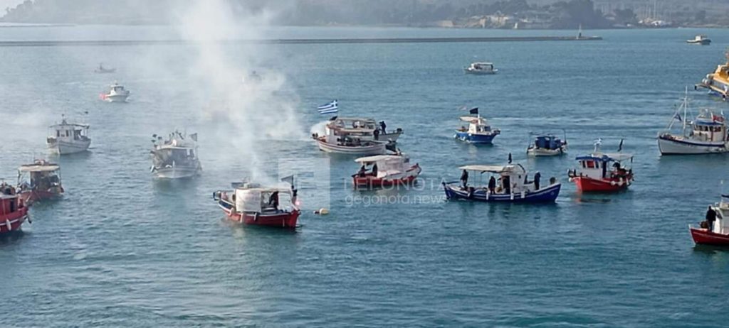 Ψαράδες «κλείνουν» το λιμάνι του Βόλου από τη θάλασσα