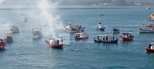 Ψαράδες «κλείνουν» το λιμάνι του Βόλου από τη θάλασσα