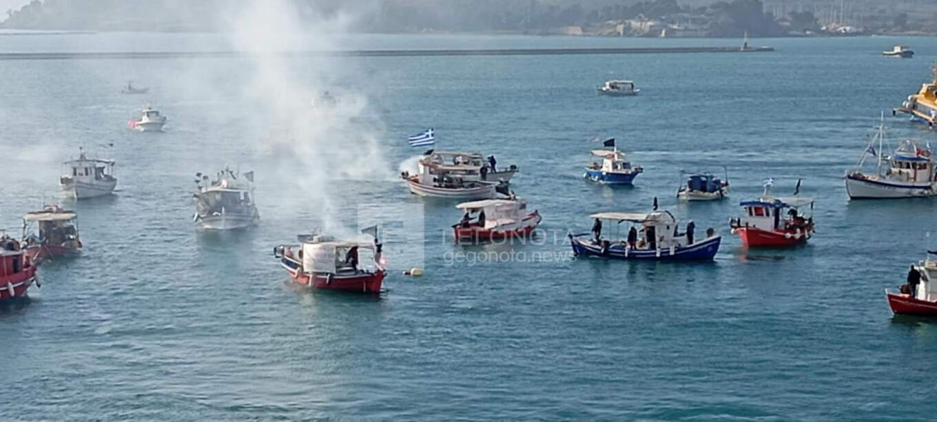 Ψαράδες «κλείνουν» το λιμάνι του Βόλου από τη θάλασσα