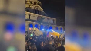 Σάλος με rave πάρτι στα σκαλιά εκκλησίας στην Αθήνα