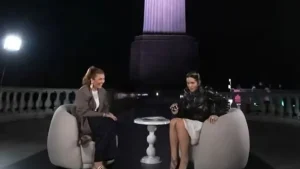 Viral η αντίδραση της Rosalia όταν είδε κατσαρίδα σε live συνέντευξη(VID)