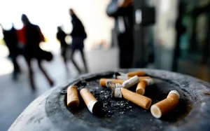 Τι αλλάζει με το κάπνισμα σε εξωτερικούς χώρους – Οι νέες συστάσεις και ποιους αφορά