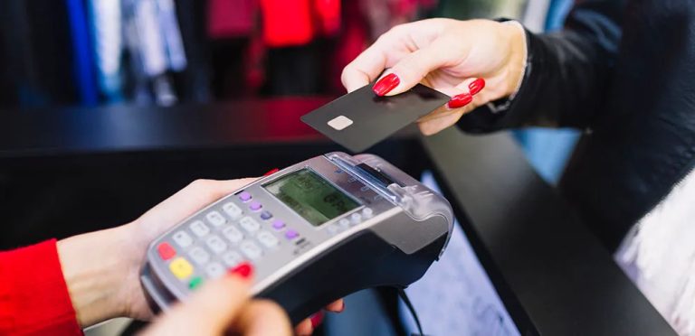 Ηλεκτρονικές συναλλαγές: Ποιοι πληρώνουν έξτρα φόρο 22% – Δείτε παραδείγματα