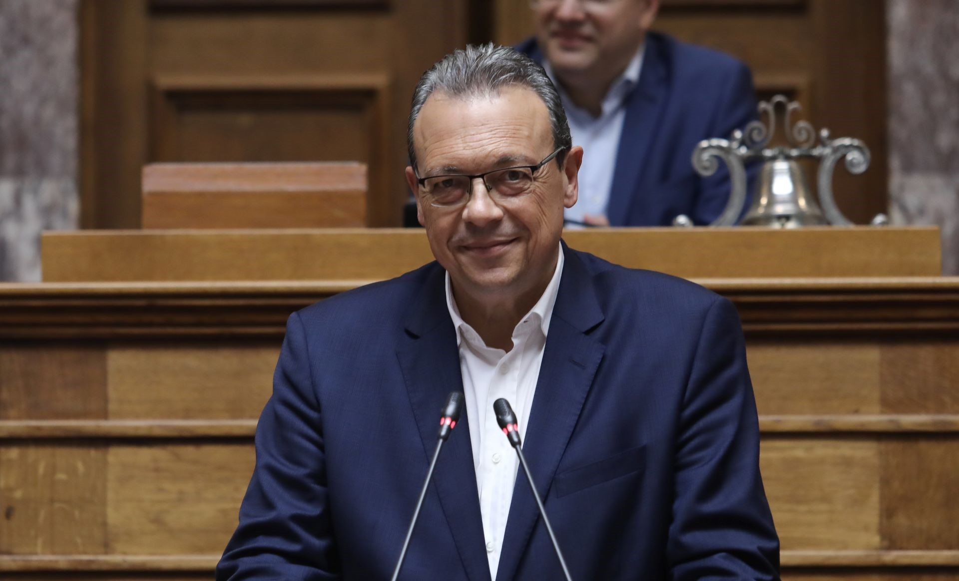Φάμελλος για ΕΛΤΑ: «Τα κλείνετε με ψέματα για να ευνοήσετε ιδιωτικά κούριερ»