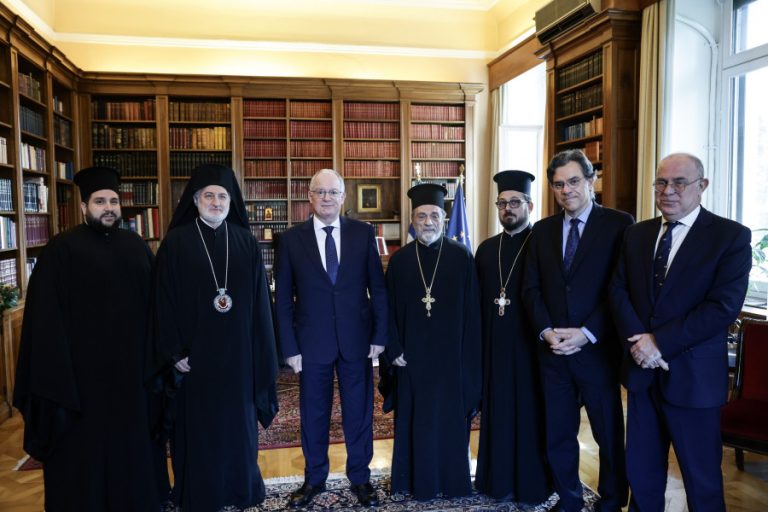 Τασούλας – Ελπιδοφόρος: Στο Προεδρικό Μέγαρο για ενίσχυση των δεσμών