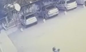 Η στιγμή που 12χρονος πυροβολεί εν ψυχρώ τον διευθυντή τού σχολείου του