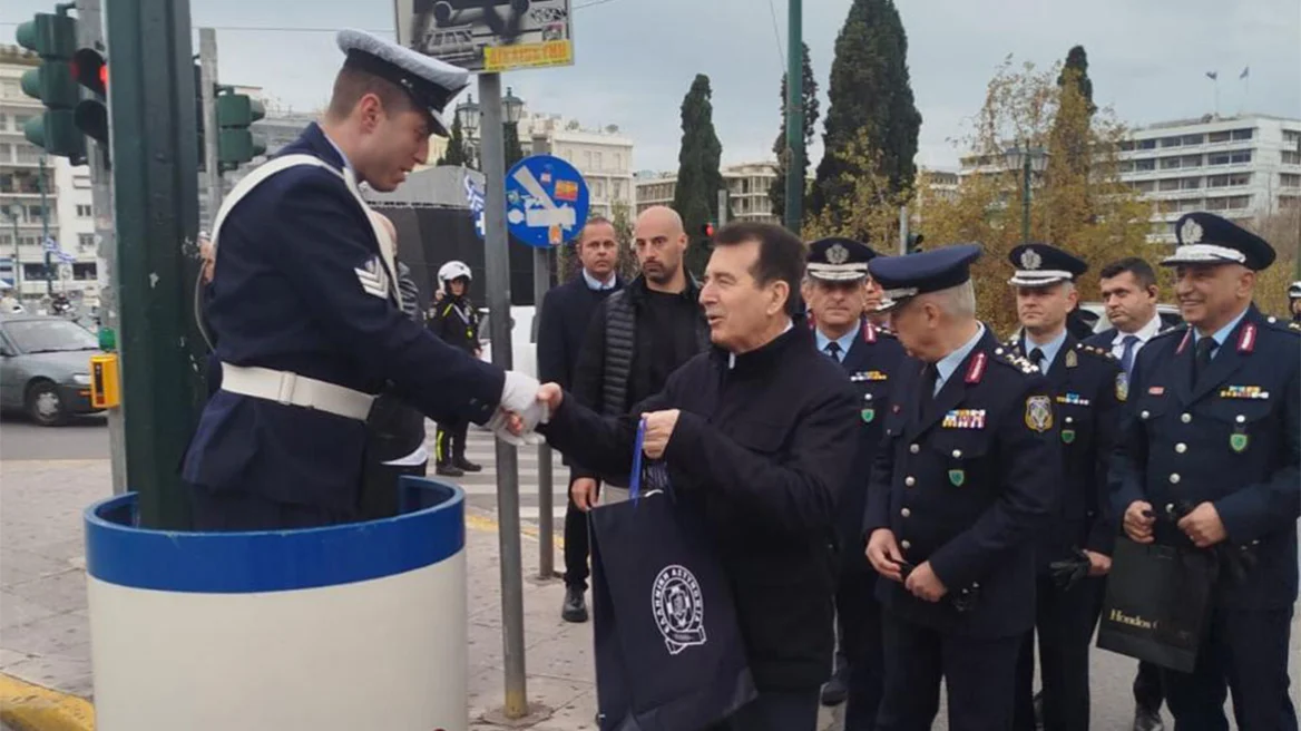 Σύνταγμα: Δώρα από τον Χρυσοχοΐδη στον τροχονόμο του «βαρελιού»