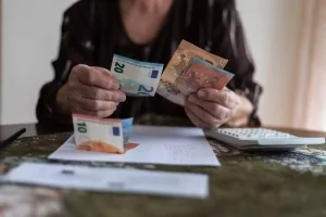 Συντάξεις χηρείας: Ποιοι κινδυνεύουν με μειώσεις και ποιοι προστατεύονται