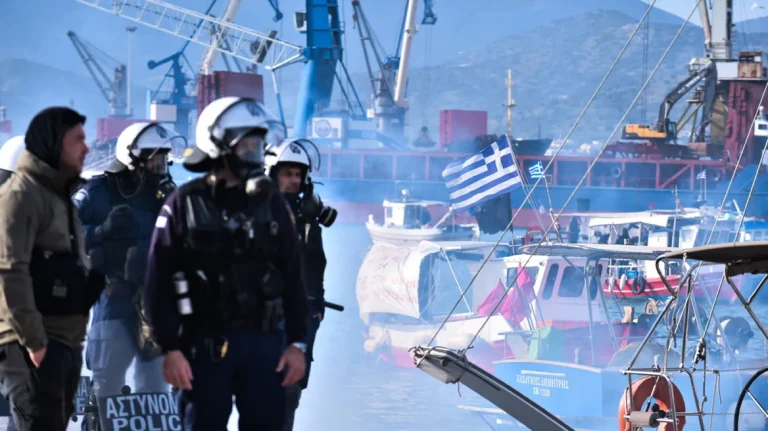Αποχωρούν οι αγρότες από το λιμάνι του Βόλου