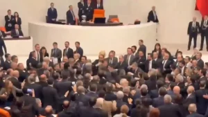 Σκηνές χάους στην τουρκική Βουλή: Βουλευτές πιάστηκαν στα χέρια (vid)