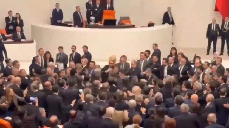 Σκηνές χάους στην τουρκική Βουλή: Βουλευτές πιάστηκαν στα χέρια (vid)