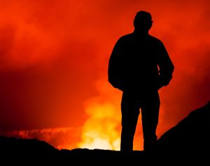 Βίντεο-σοκ: Άνδρες ποζάρουν ατάραχοι μπροστά από σιντριβάνι λάβας