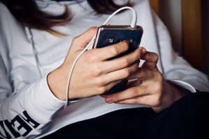 Smartphones και παιδιά: Σύνδεση με κατάθλιψη πριν τα 12