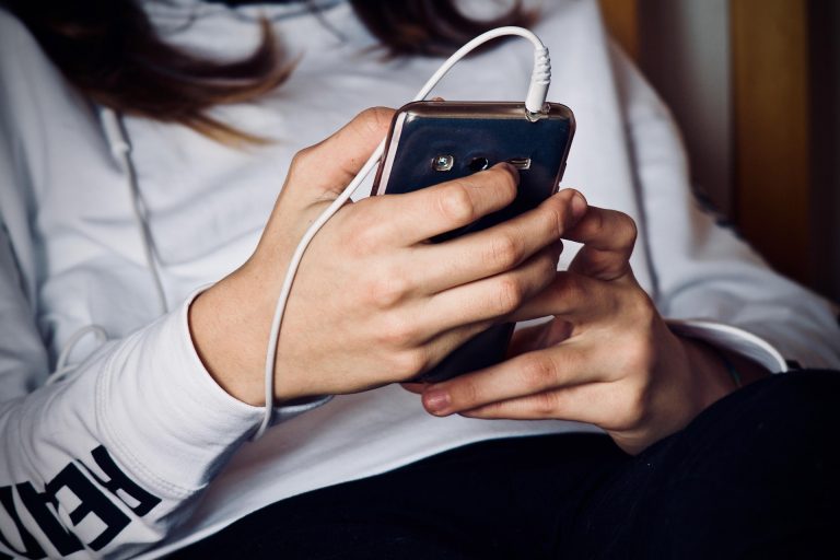 Smartphones και παιδιά: Σύνδεση με κατάθλιψη πριν τα 12