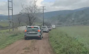 Μεγάλη ταλαιπωρία: Εκδρομείς περνούν από χωράφια λόγω μπλόκων(vid)