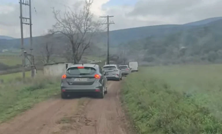 Μεγάλη ταλαιπωρία: Εκδρομείς περνούν από χωράφια λόγω μπλόκων(vid)