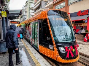 Ένα από τα πιο χριστουγεννιάτικα τραμ της Ευρώπης βρίσκεται στην Ελλάδα