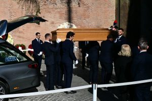 Κηδεία Βαλεντίνο στη Ρώμη: Παρουσίες από τον παγκόσμιο χώρο της μόδας