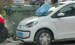Κοζάνη: Σάλος με αυτοκίνητο παρκαρισμένο σε κάδο – Πέταξαν σκουπίδια πάνω του