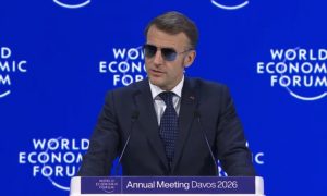 Μακρόν αλά Τομ Κρουζ: Με γυαλιά ηλίου στην ομιλία στο Νταβός