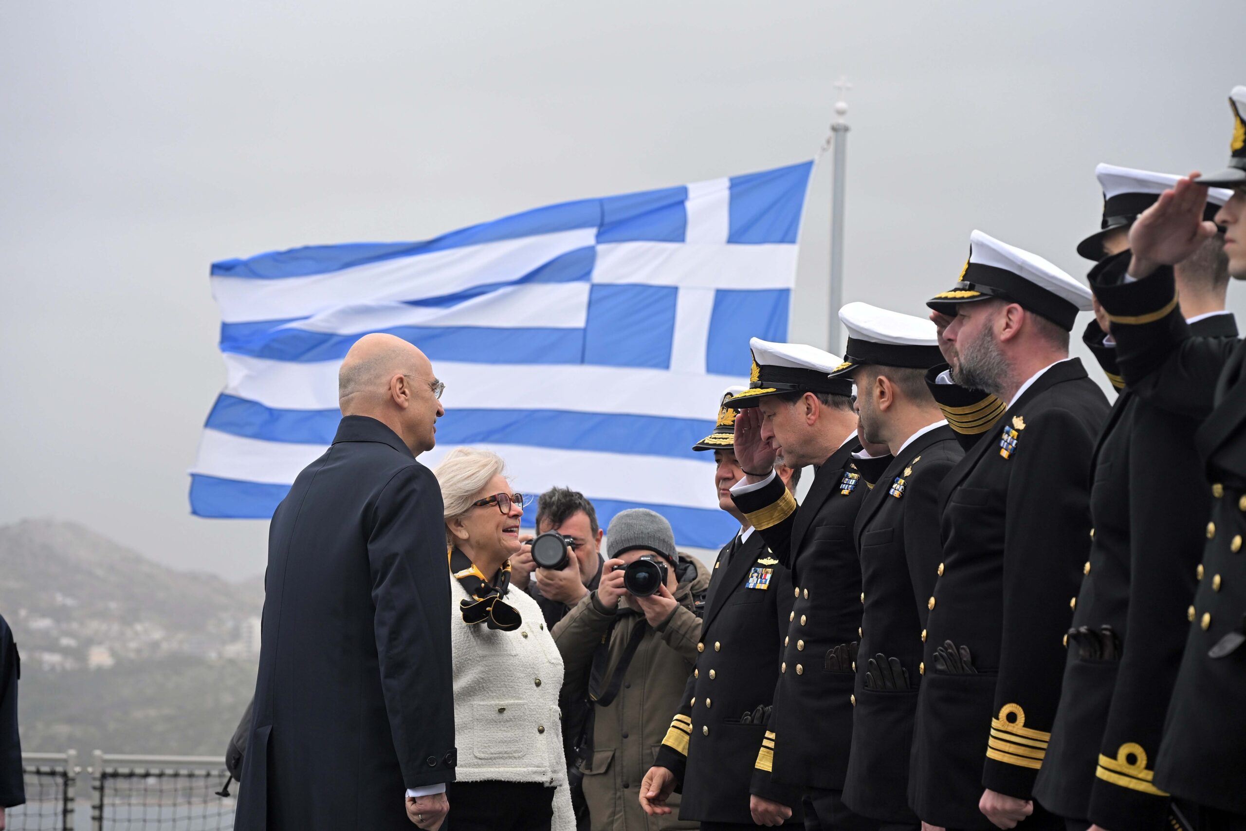 Ο Δένδιας υποδέχθηκε στη φρεγάτα “Κίμων”